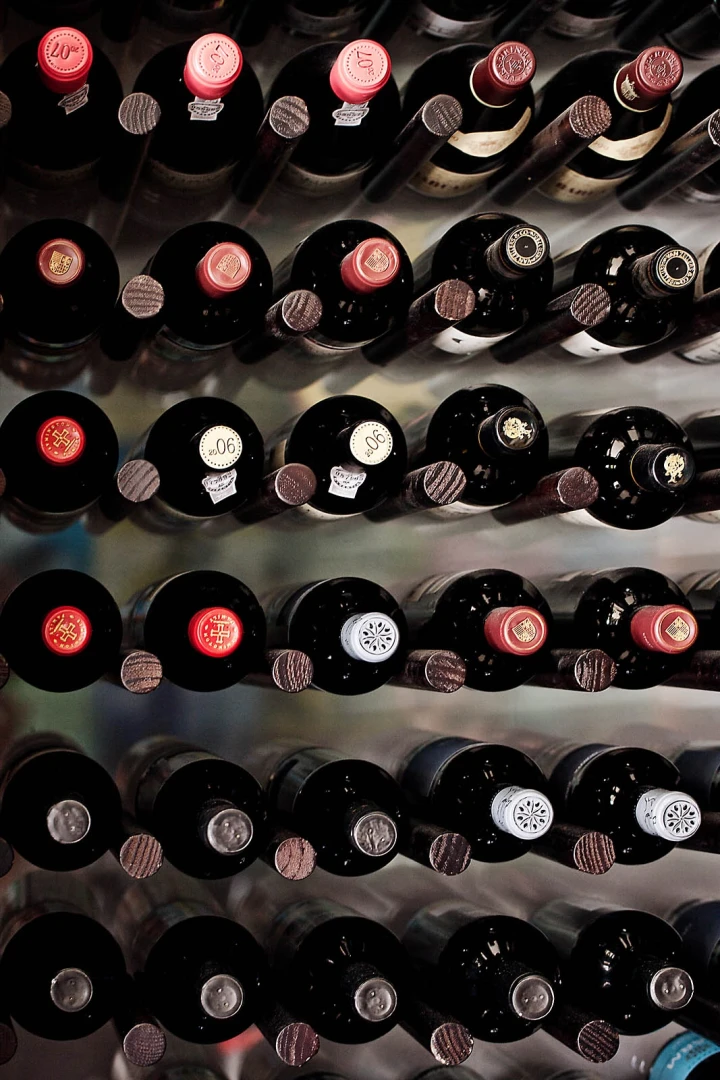 WINE BOTTLES SEALED WITH CORK STOPPERS FREE OF MICROPLASTICS