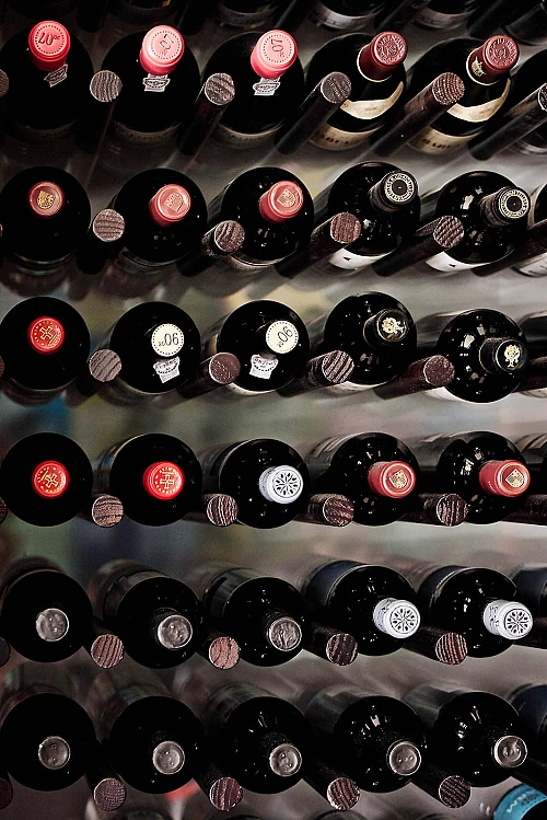WINE BOTTLES SEALED WITH CORK STOPPERS FREE OF MICROPLASTICS