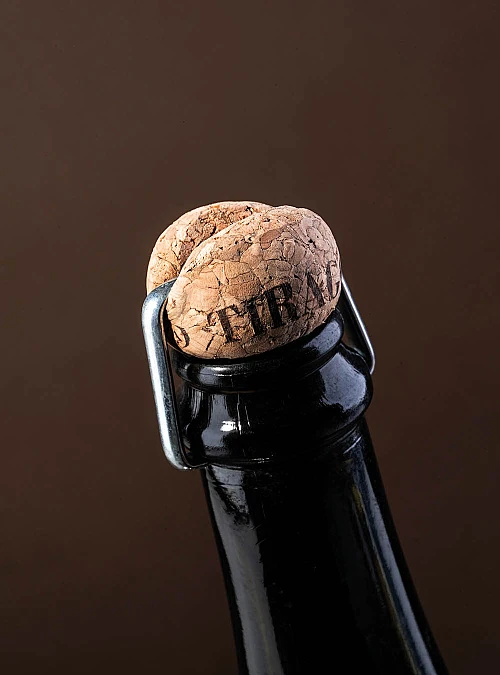 The return of cork tirage: tradition confirmed by science
