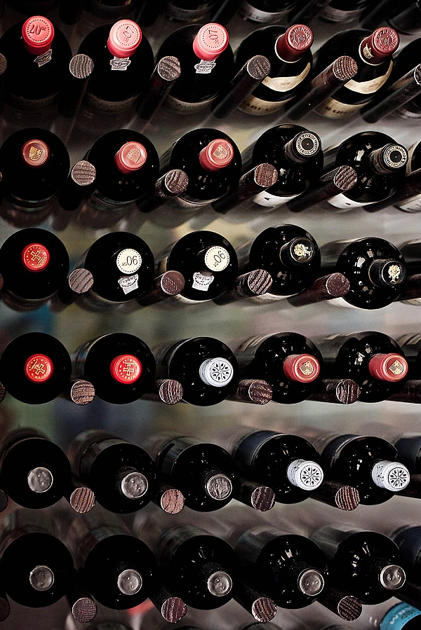 BOTELLAS DE VINO SELLADAS CON TAPONES DE CORCHO LIBRES MICROPLÁSTICOS