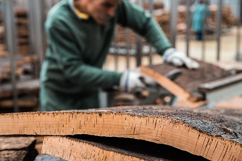 Selección de la materia prima Se recortan los bordes de las planchas y cada una de ellas se clasifica cuidadosamente según su aspecto, grosor y porosidad. Solo se selecciona el corcho de la más alta calidad para la producción de tapones de corcho natural, mientras que el material de menor calidad se utiliza para fabricar otros productos de corcho.
