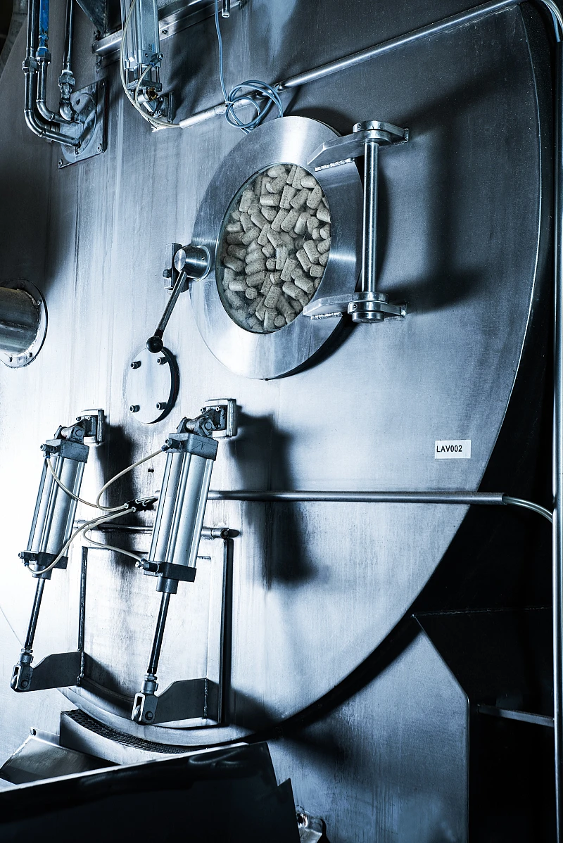 Lavado Los tapones de corcho se someten a un proceso de lavado que limpia, desinfecta y blanquea la superficie. Este proceso se ha optimizado continuamente mediante colaboraciones de investigación para garantizar los más altos estándares de calidad, seguridad alimentaria y sostenibilidad.
