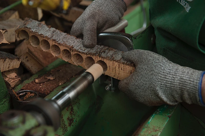 The selected planks, used for top-of-the-range - natural - cork stoppers are cut into strips and punched with a machine to extract the cylindrical stoppers. This is a highly precise semi-automatic or automatic process.