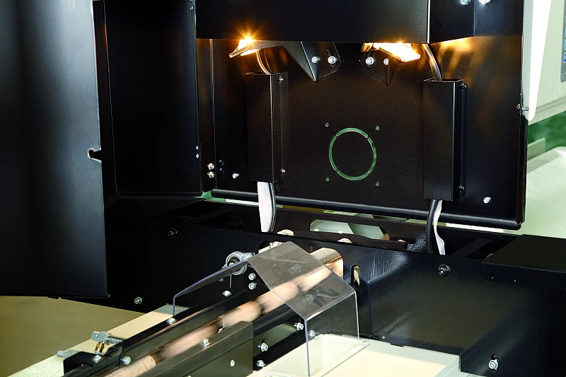 Selección Electrónica Mediante inteligencia artificial y aprendizaje profundo, cada tapón se analiza visualmente y se clasifica automáticamente según su aspecto. Los tapones de corcho que no cumplen los estándares de calidad exigidos se reciclan en gránulos para la fabricación de tapones de corcho técnicos.
