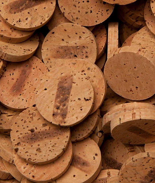 If cork stoppers are naturally positive, the possibility of extending their life cycle through recycling and reuse breathes new life into their ecological profile.