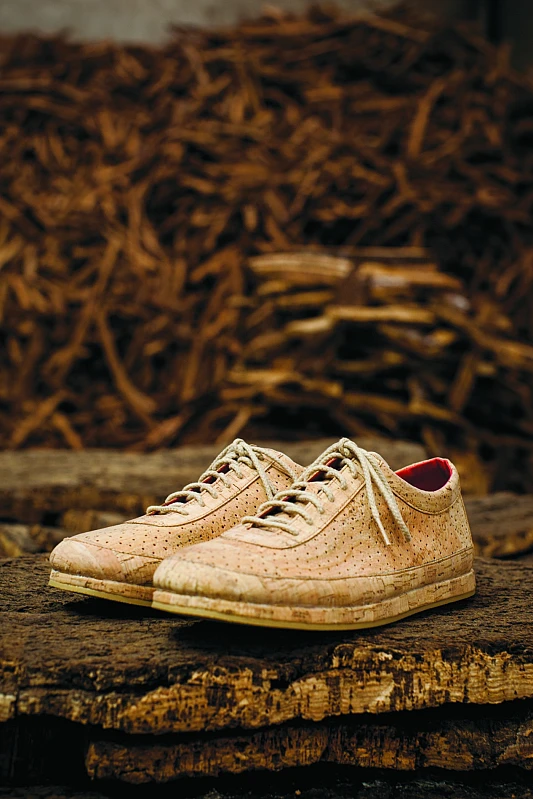 If cork stoppers are naturally positive, the possibility of extending their life cycle through recycling and reuse breathes new life into their ecological profile.